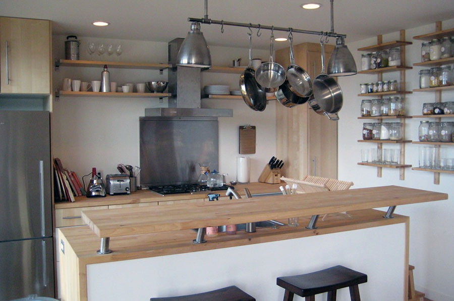 Зручне розташування барної стійки на кухні