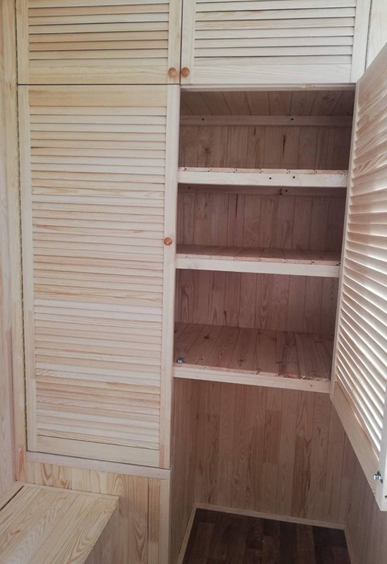 Удобный деревянный шкаф с распашными дверями на балконе