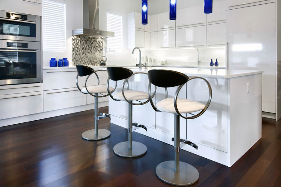 Удобные высокие стулья для барной стойки на кухне