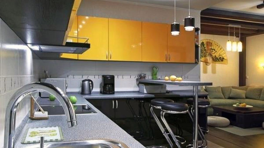 Угловая барная зона на узкой кухне