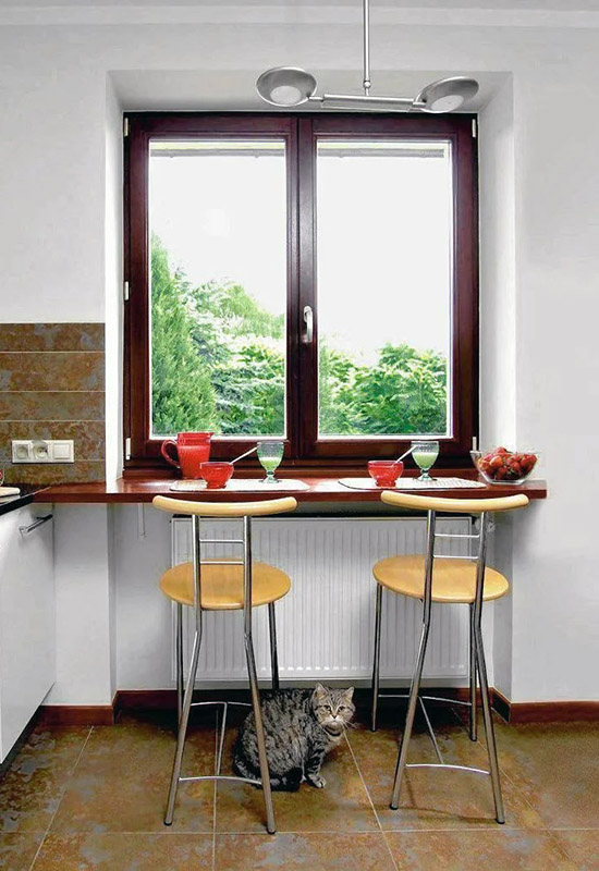 Уютная барная зона на подоконнике в квартире