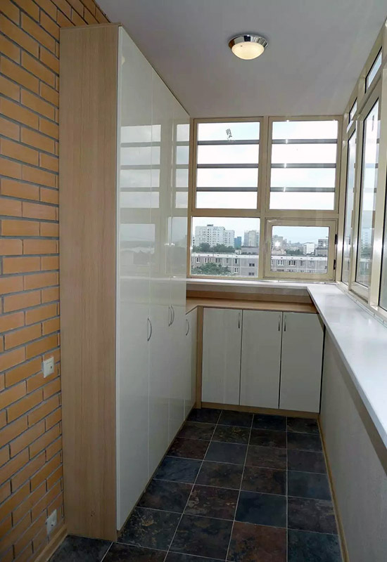 Вузька шафа вздовж стіни на балконі