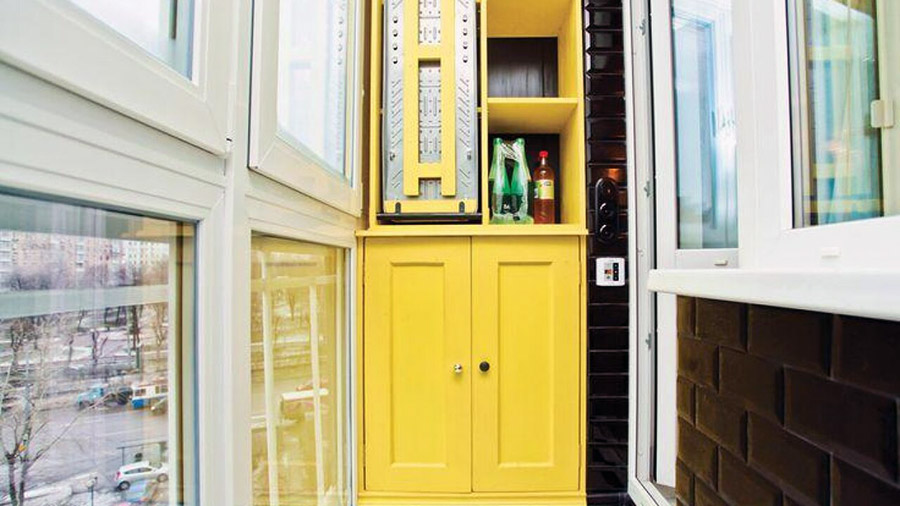 Узкий яркий шкаф на балконе
