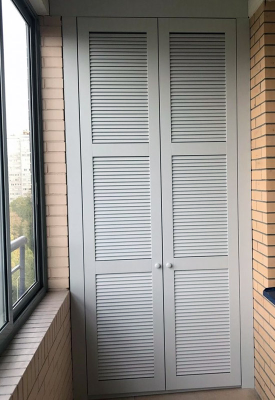 Вбудована матова шафа на звичайному балконі