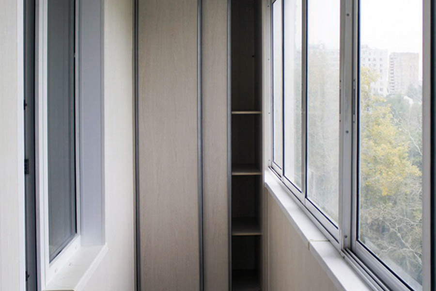 Висока шафа з розсувними дверима для балкона