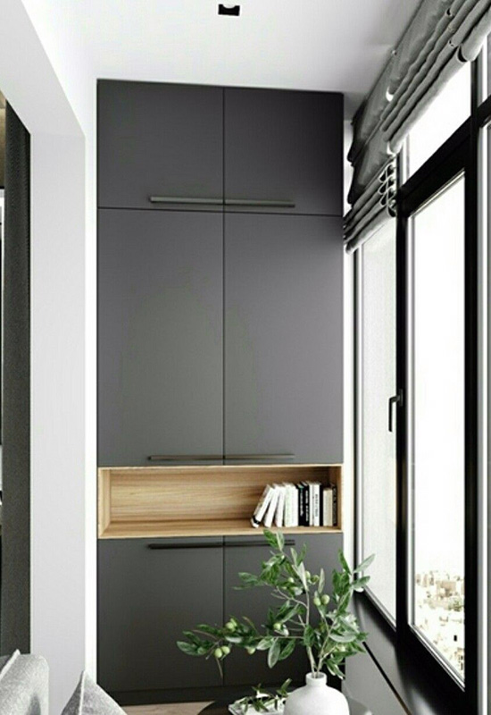 Висока темна шафа на балконі