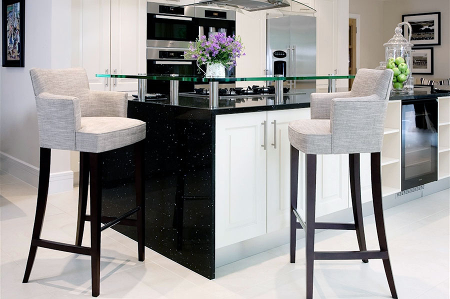 Высокие стулья для барной зоны в доме