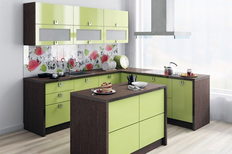 Яркая кухня со светлым зеленым столом в центре