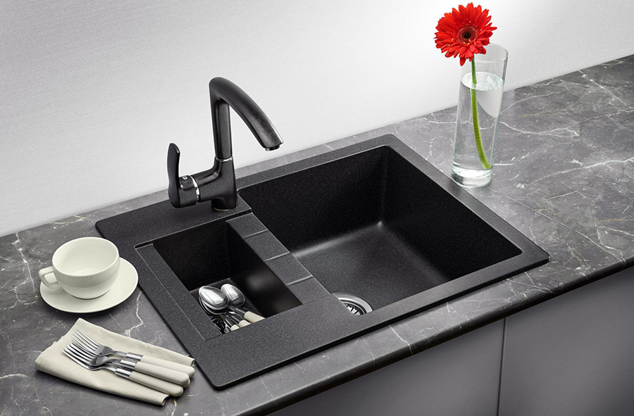 Раковина зі штучного каменю на кухні