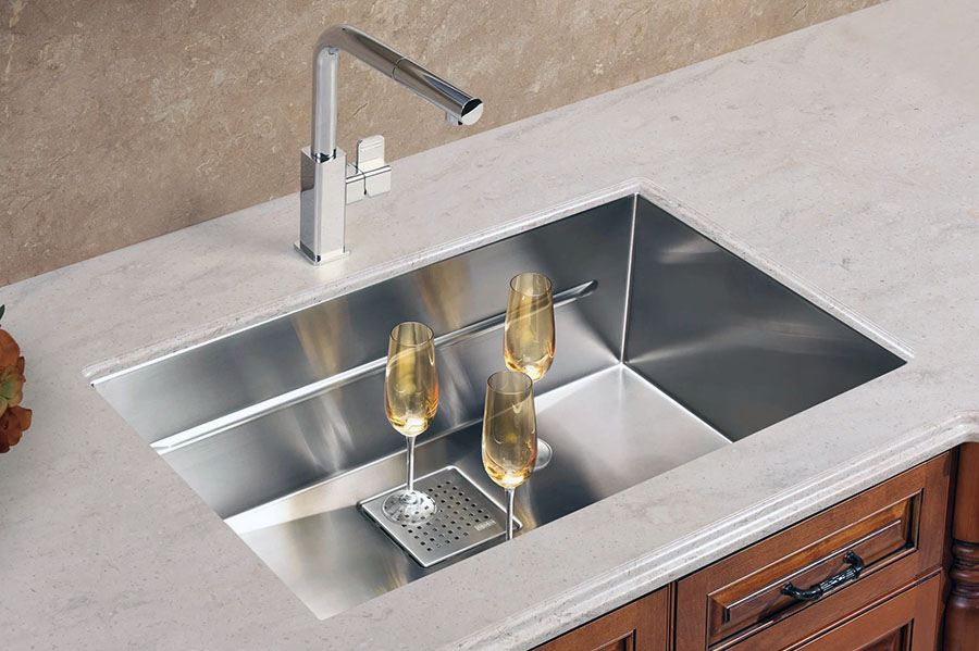 Мийка прямокутної форми на кухні