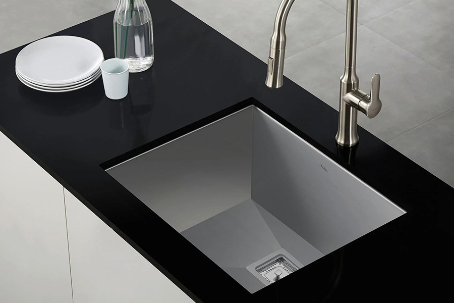 Врізна мийка з нижньою установкою на кухні