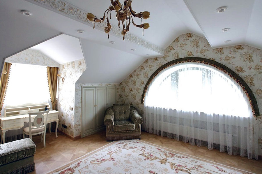 Велика мансарда у білих тонах із великими вікнами