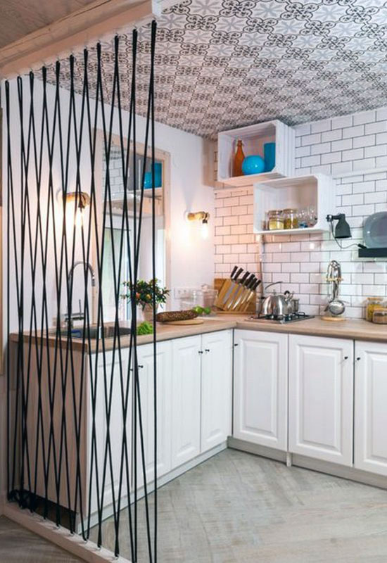 Штучна перегородка для зонування місця у квартирі-студії