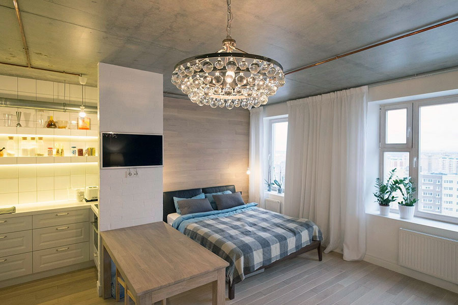 Красива квартира студія з великим ліжком та підвісною люстрою