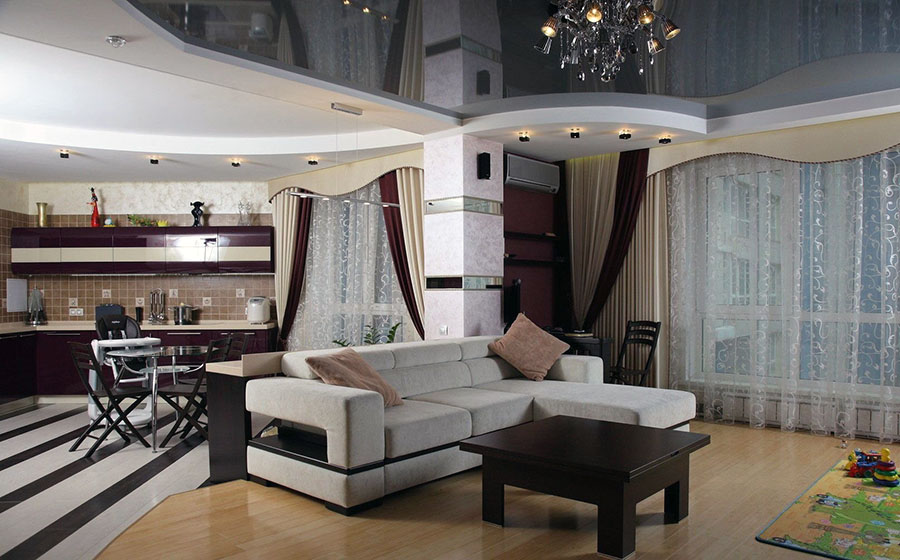 Красива глянсова стеля у квартирі-студії