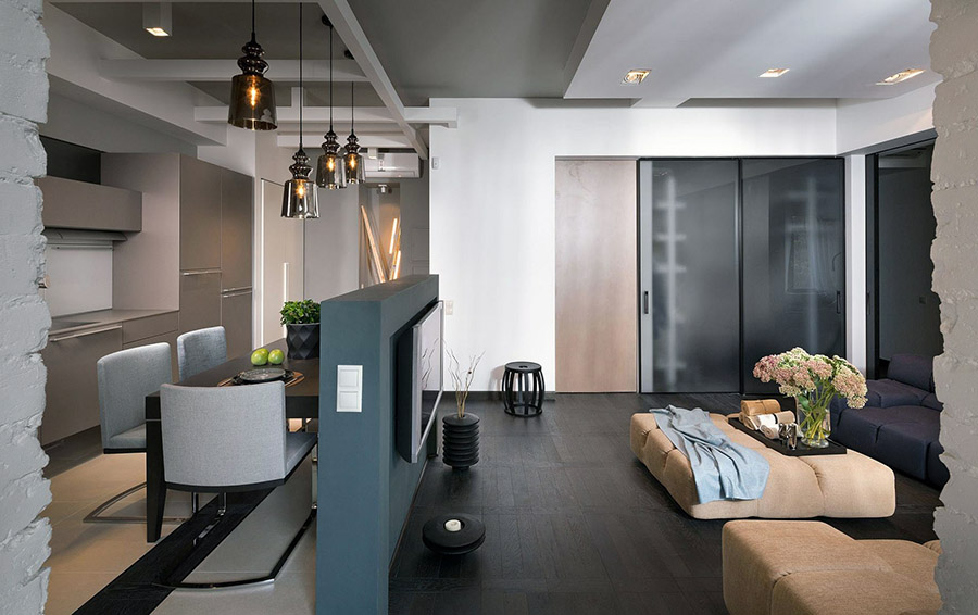 Невелика стінка в квартирі-студії для поділу простору