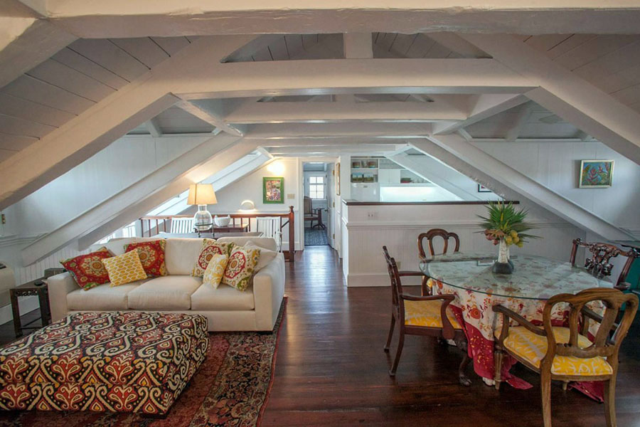 Облаштування просторої вальмової мансарди