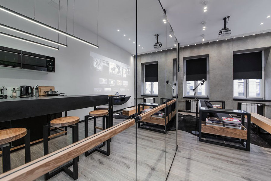 Освітлення в невеликій квартирі студії із дзеркальними поверхнями