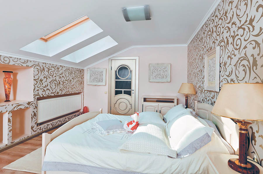 Фарбування стелі мансарди у світле забарвлення