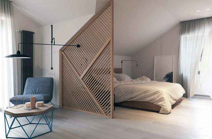 Затишне та світле спальне місце у мансардній кімнаті