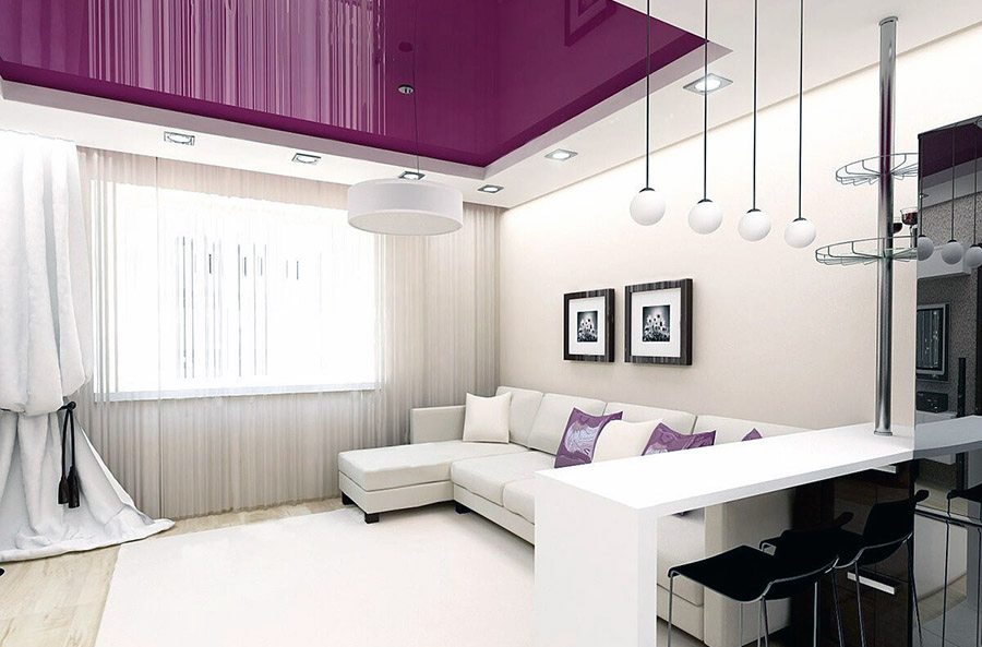 Яскрава стеля з акцентними кольорами в однокімнатній квартирі