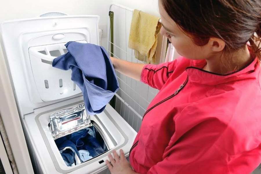 Додавання білизни до вертикальної пральної машинки