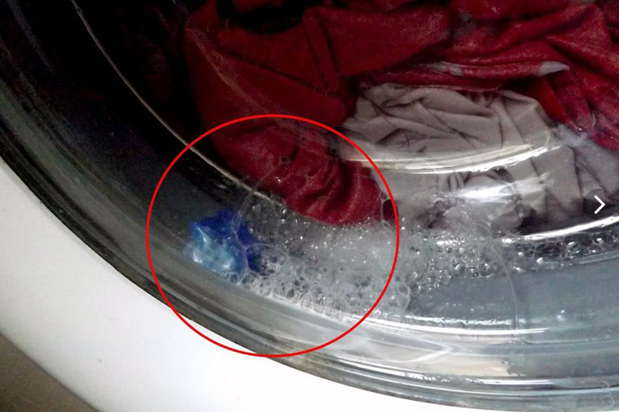 Капсула за стеклом в фронтальной стиральной машине