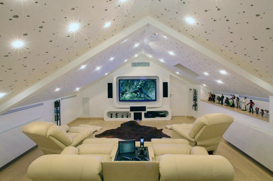 Облаштування зони для перегляду фільмів у мансардній кімнаті