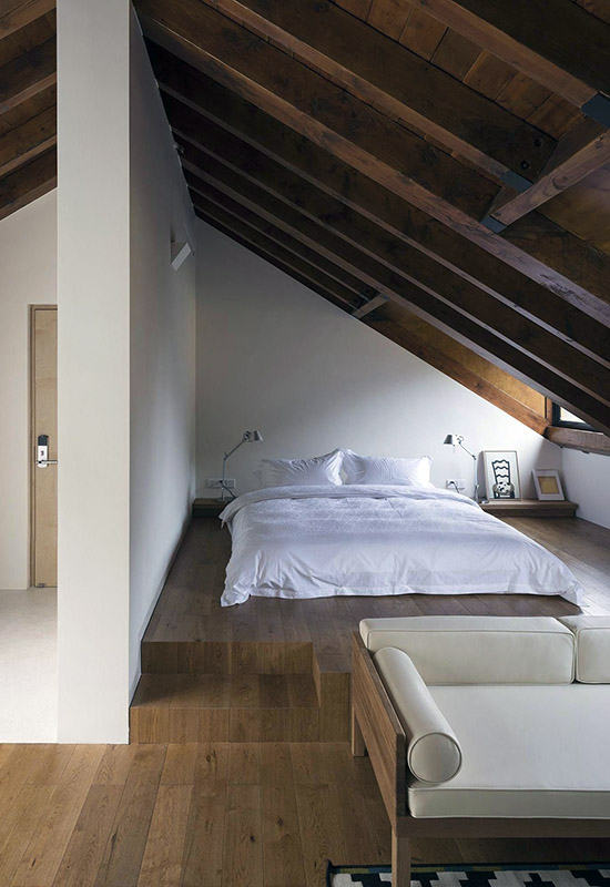 Оформление двускатной мансарды с перегородкой