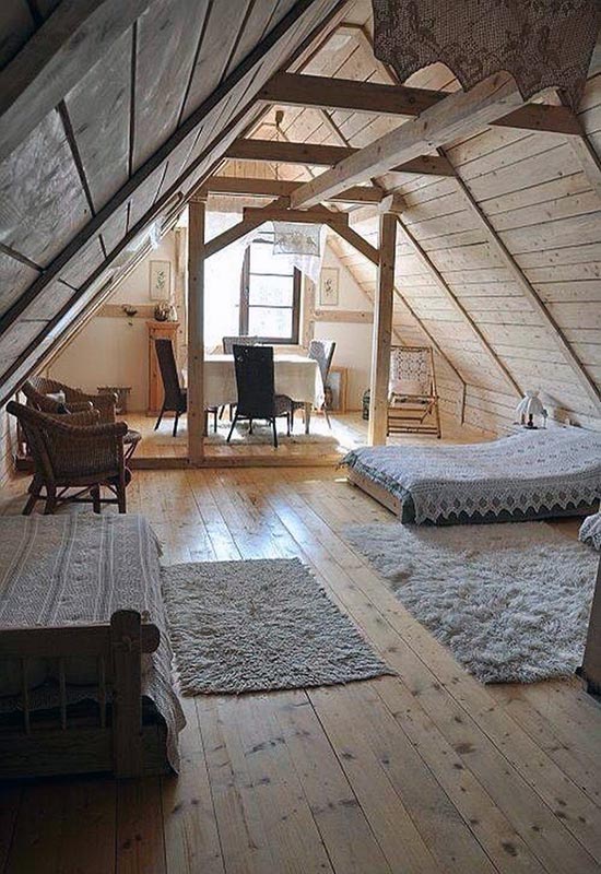 Полы с деревянным покрытием на просторной мансарде