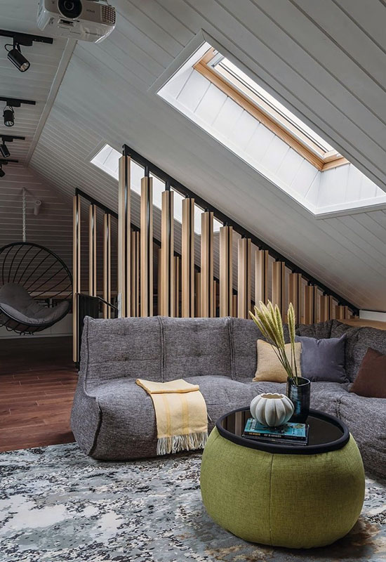 Приклад стильного оформлення мансарди