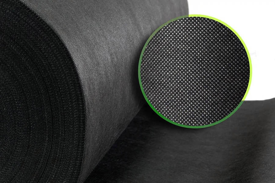 Чорне аграрне полотно для вирощування полуниці