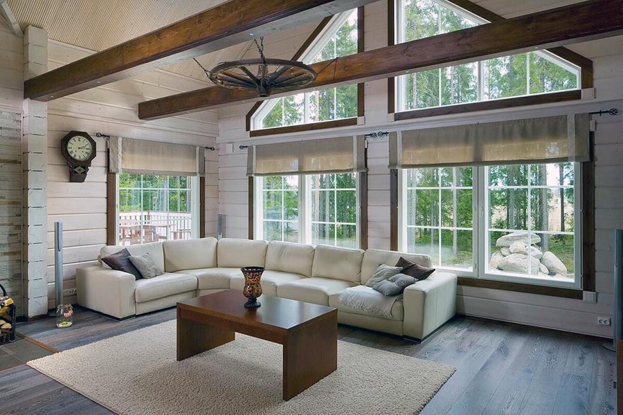 Фінський дерев'яний будинок зі стіною на два поверхи