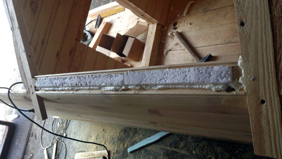 Яким матеріалом утеплити будку для собаки