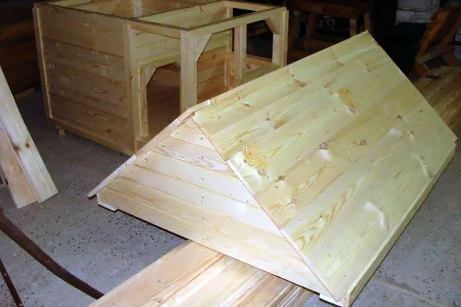 Монтаж готового даху на дерев'яну будку