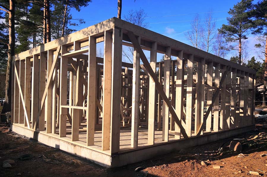 Зведення першого поверху фінського будинку