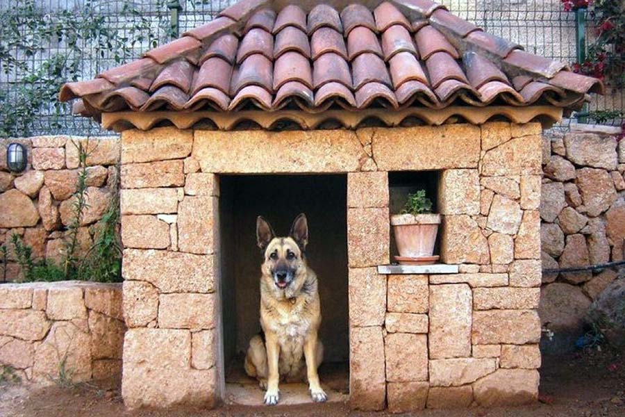 Надежная кирпичная будка для собаки
