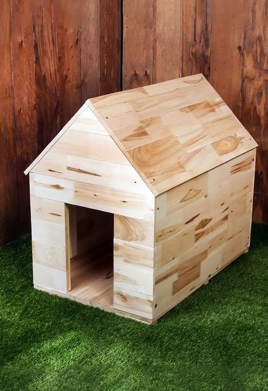 Внешний вид собранной будки для собаки из дерева