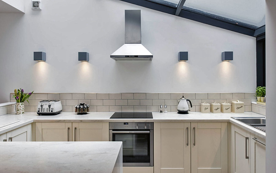 Білий фартух на кухні без навісних систем зберігання