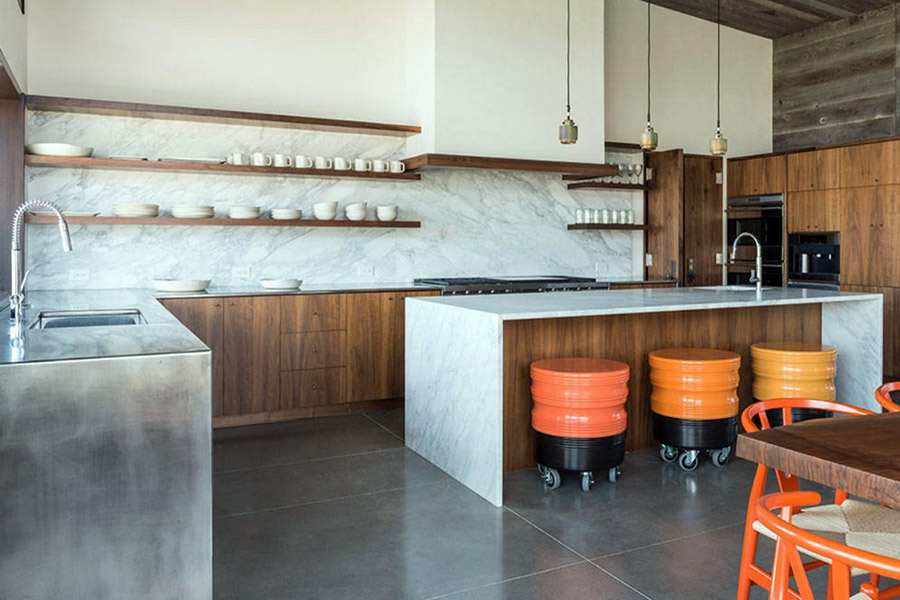 Велика та світла кухня з відкритими полицями для зберігання предметів