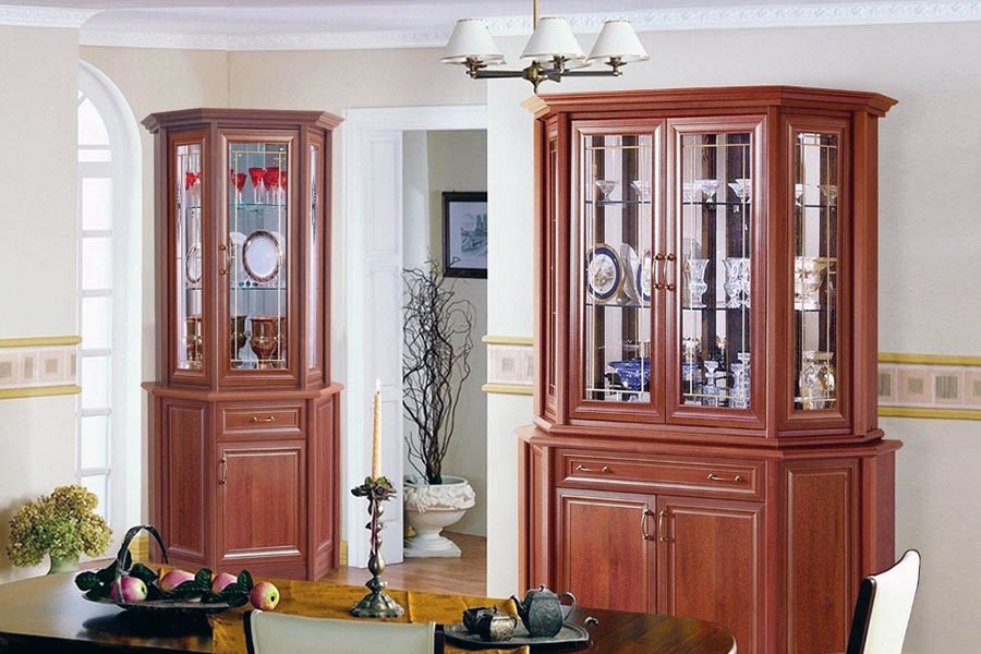 Велика підлогова шафа для зберігання предметів на кухні