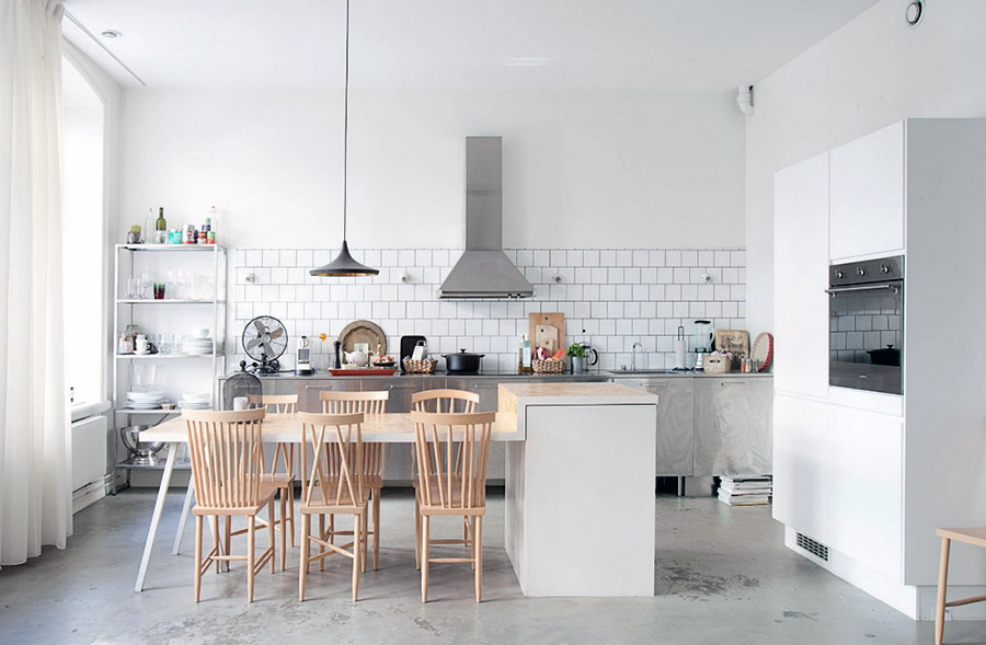 Дизайн кухні в білих тонах без ящиків на стінах