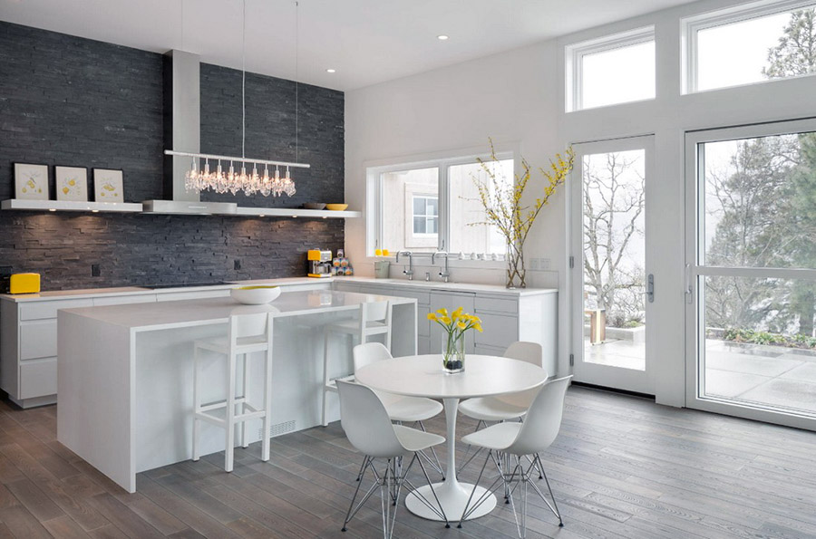 Дизайн світлої та просторої кухні без підвісних шаф