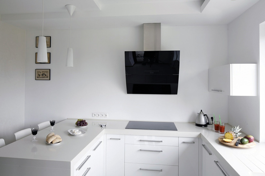 Красива витяжка для невеликої кухні без верхніх полиць