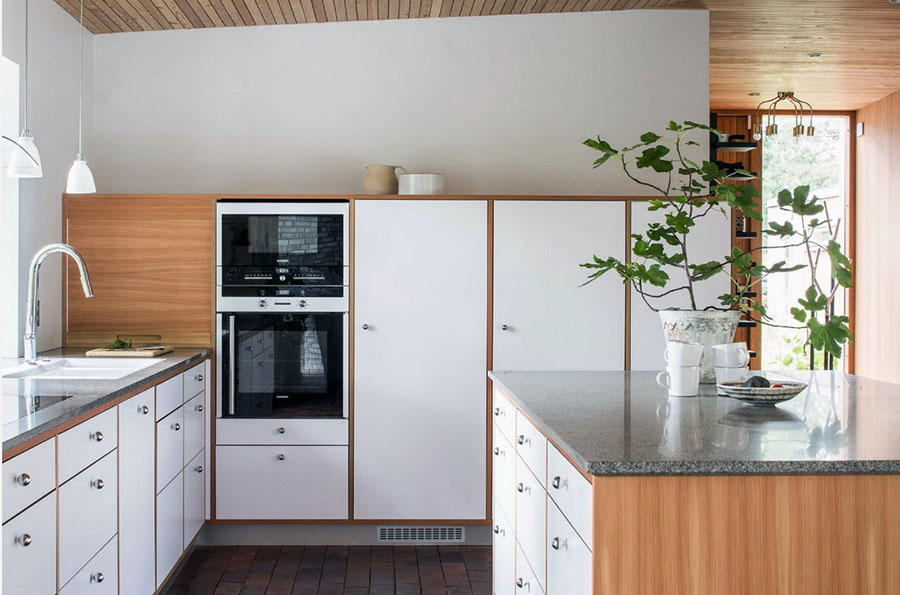 Гарне оформлення кухні без верхніх систем зберігання