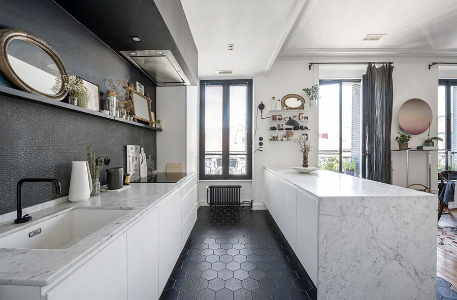 Мінімалізм в інтер'єрі кухні без навісних шаф