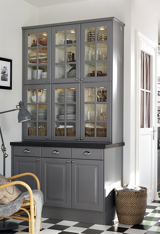 Шафа для посуду на підлогу замість навісних шафок на кухні