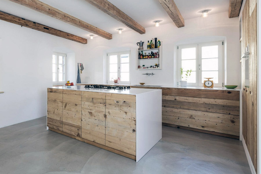 Дуже простора кухня без підвісних шаф та зайвих меблів