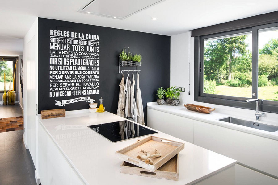 Паралельна робоча зона без підвісних шаф на реальній кухні