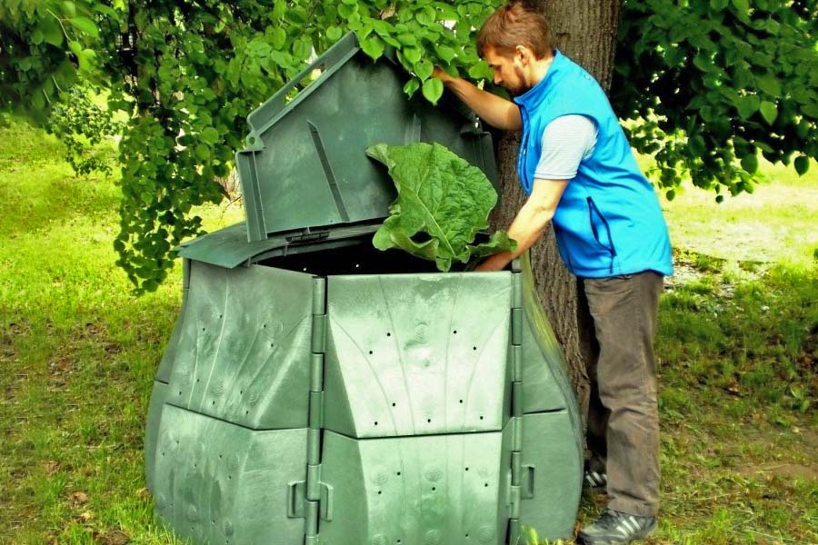 Пластиковий контейнер із кришкою для створення компосту